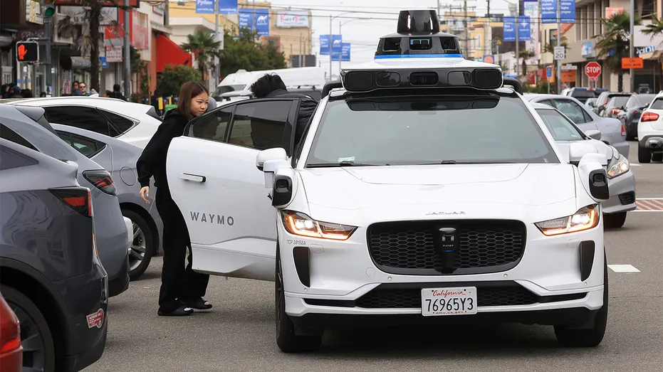 Le véhicule Waymo récupère un passager