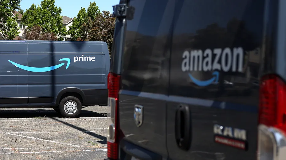 Le logo Amazon Prime est affiché sur le côté d'un camion de livraison Amazon