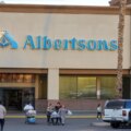 Albertsons met en garde contre un ralentissement de la demande d'épicerie alors que les consommateurs se retirent