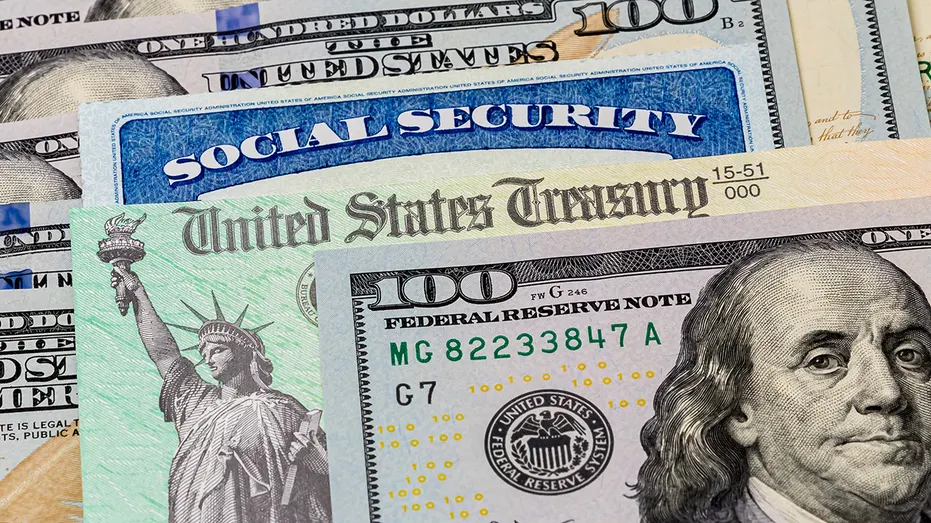 Billets d'un dollar américain avec chèque de sécurité sociale