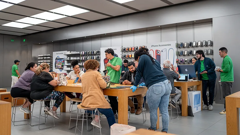 Clients aidés dans un Apple Store