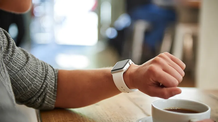 FEMME VÉRIFIE APPLE WATCH