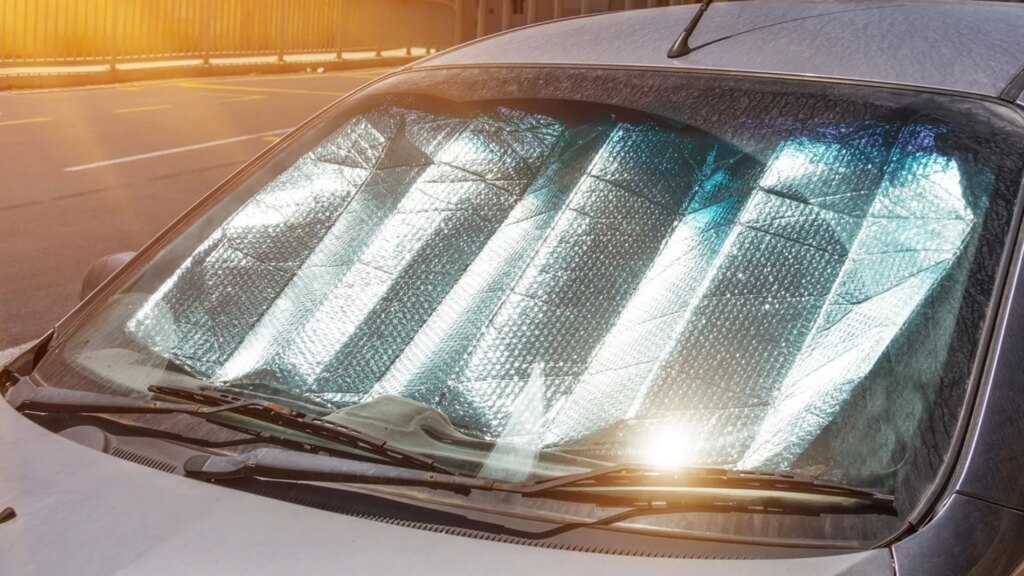 Des milliers d’automobilistes mettent mal leurs pare-soleil : c’est le meilleur moyen de lutter contre la chaleur