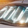 Des milliers d’automobilistes mettent mal leurs pare-soleil : c’est le meilleur moyen de lutter contre la chaleur