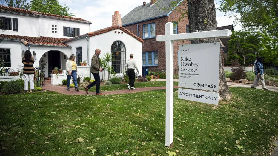 Les gens sortent d’une journée portes ouvertes dans une maison à vendre.