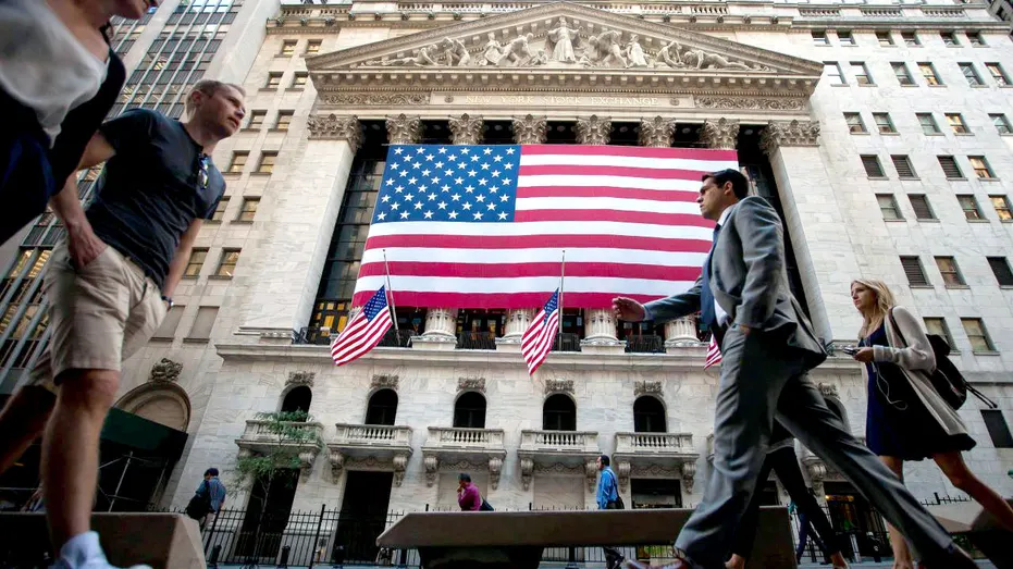 Des gens devant la Bourse de New York.