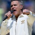 Robbie Williams parle de ses addictions : « Lorsque les gens quittent une cure de désintoxication, ils reviennent généralement et passent six mois, puis réintègrent progressivement la société. »