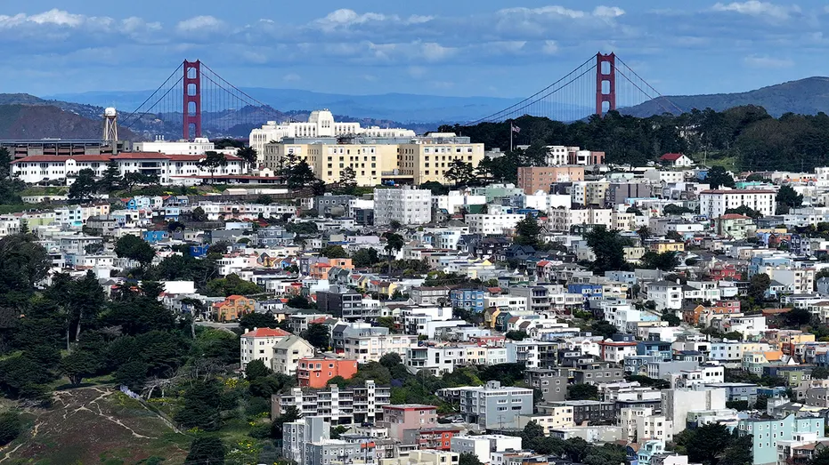Un quartier de San Francisco avec le Golden Gate Bridge en arrière-plan