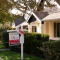 L’histoire de deux marchés immobiliers : la demande de produits de luxe augmente alors que l’abordabilité presse les acheteurs de maisons pour débutants