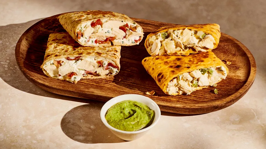 Poche protéinée au poulet et au bacon de Starbucks.