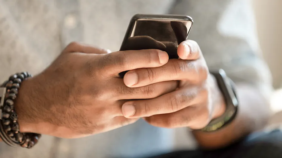 Un homme tient un smartphone