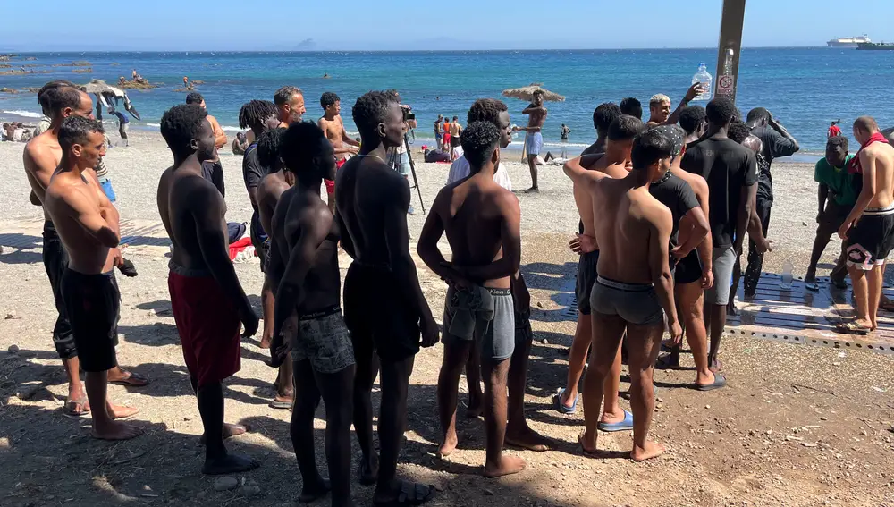 Les jeunes immigrés arrivés à Ceuta jeudi dernier vivent dans la rue
