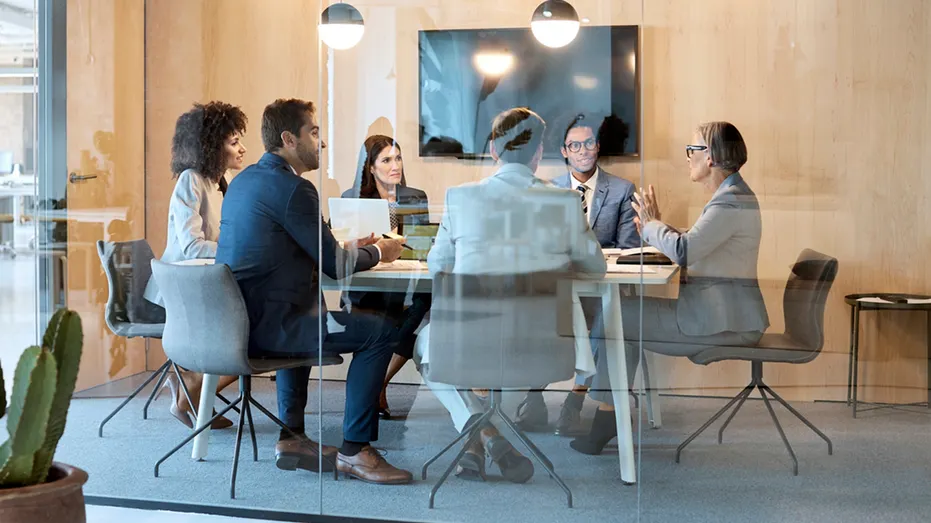 Les employés sont assis à une table lors d'une réunion d'entreprise.