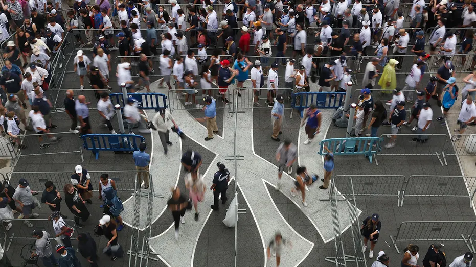 La foule entrant dans le Yankee Stadium