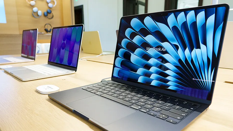 Les MacBook Apple alignés