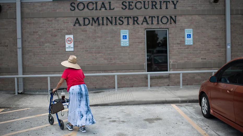 Une femme avec un déambulateur se rend au bureau de la sécurité sociale de Houston