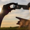 Quand est-il sécuritaire de retirer ses lunettes après avoir observé l’éclipse ?