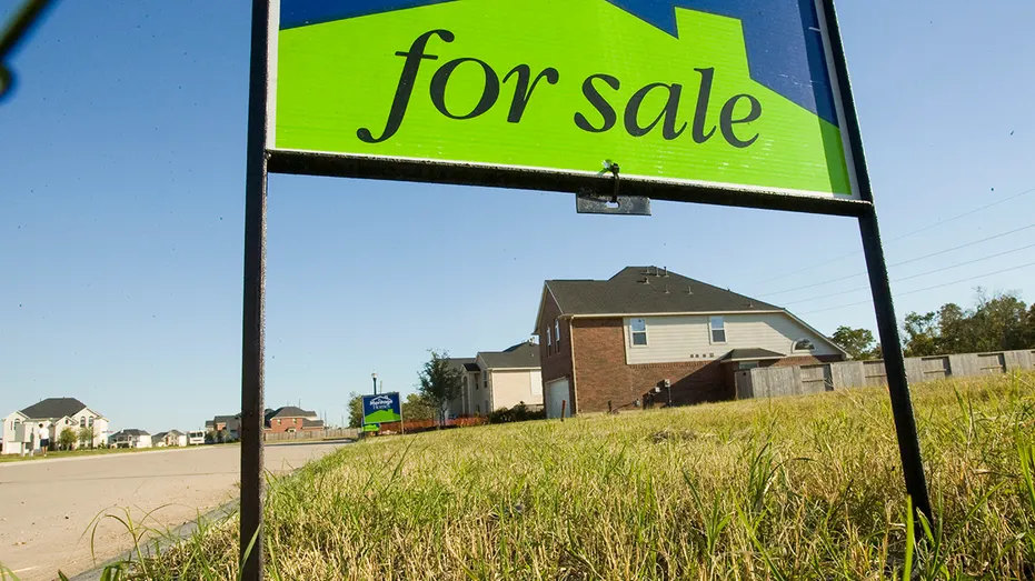Maisons du Missouri en arrière-plan du panneau « à vendre »