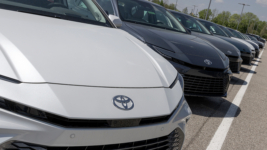 Voitures Toyota Camry exposées chez un concessionnaire.