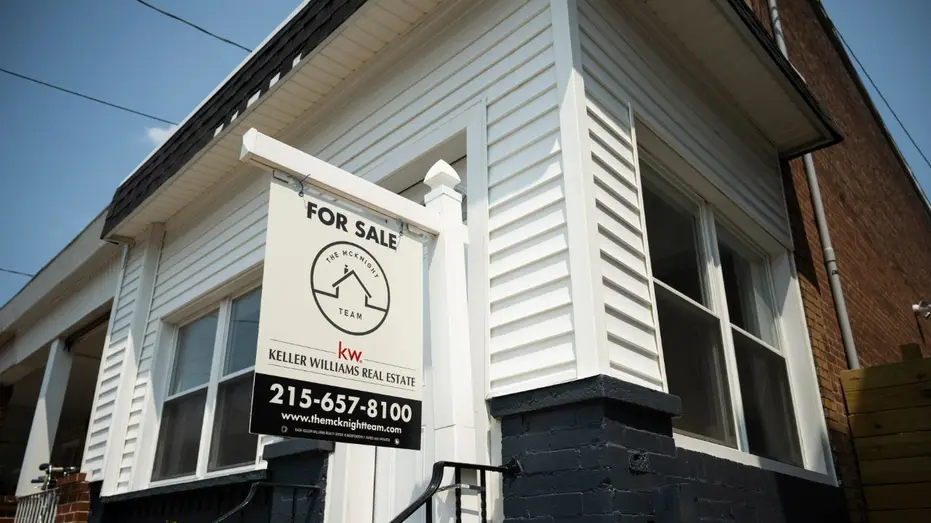 UN "à vendre" signer sur une maison