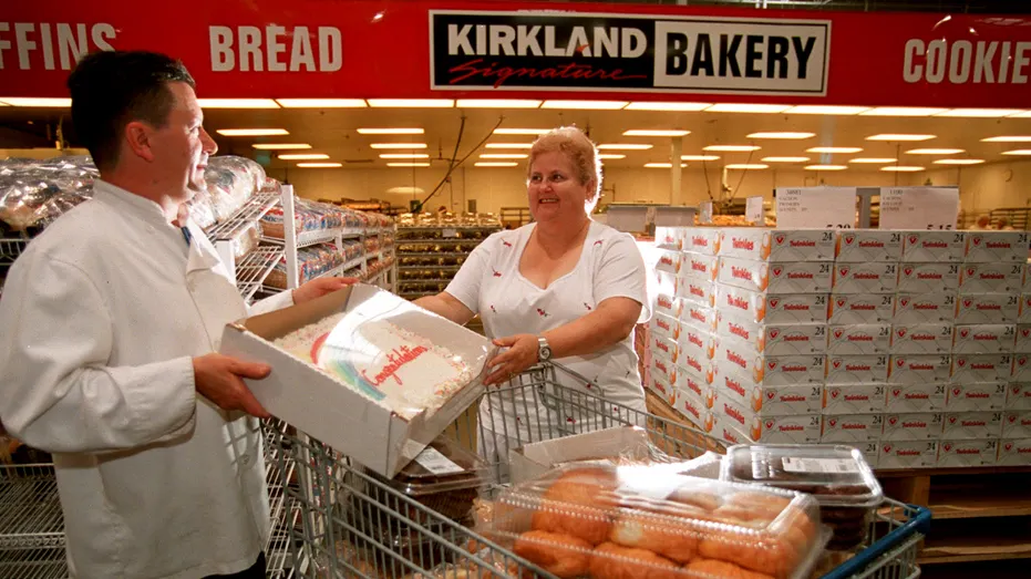 Un employé de Costco tend un gâteau au client