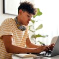OpenAI crée une expérience ChatGPT dédiée pour les adolescents avec des contrôles parentaux et des fonctionnalités d'étude