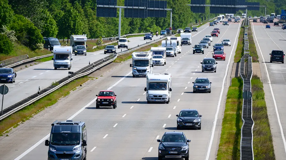 Voitures circulant sur l'autoroute
