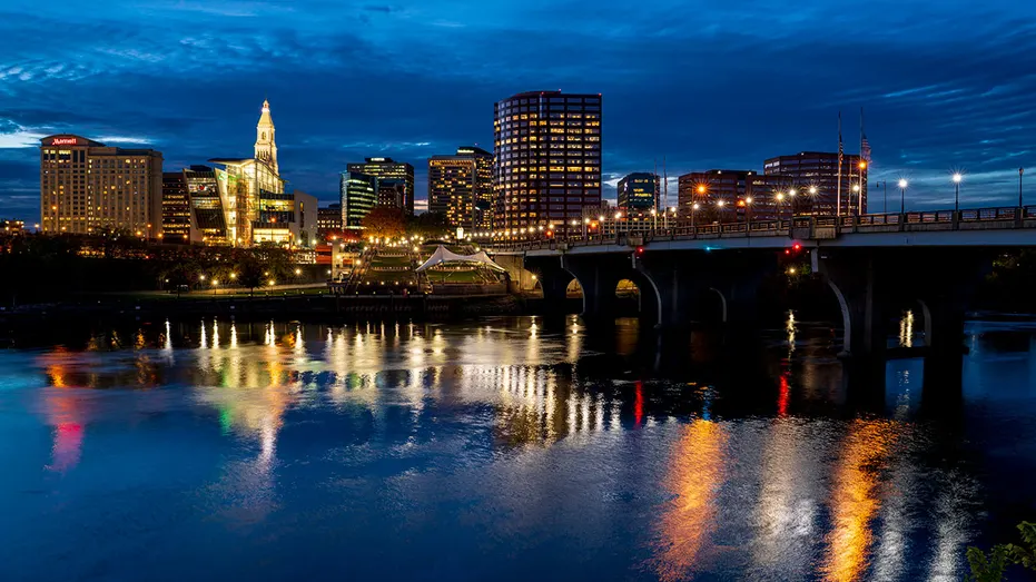 Vue sur l'horizon de Hartford sur la rivière Connecticut avec des lumières qui s'allument, Connecticut. (Photo par : Visions of America/Joseph Sohm/Universal Images Group via Getty Images)