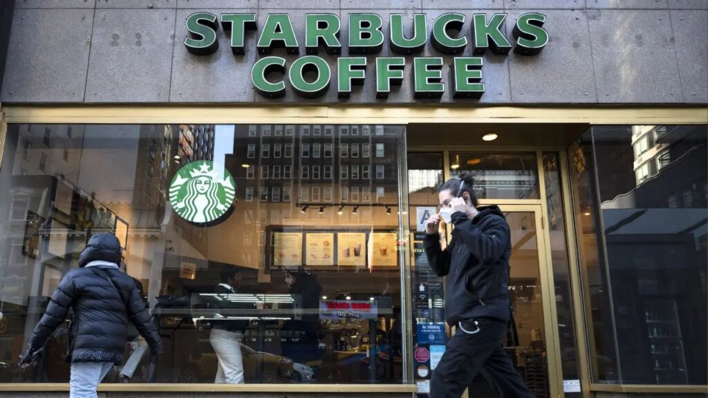 Starbucks licencie plus de 200 employés alors que sa stratégie de redressement avance
