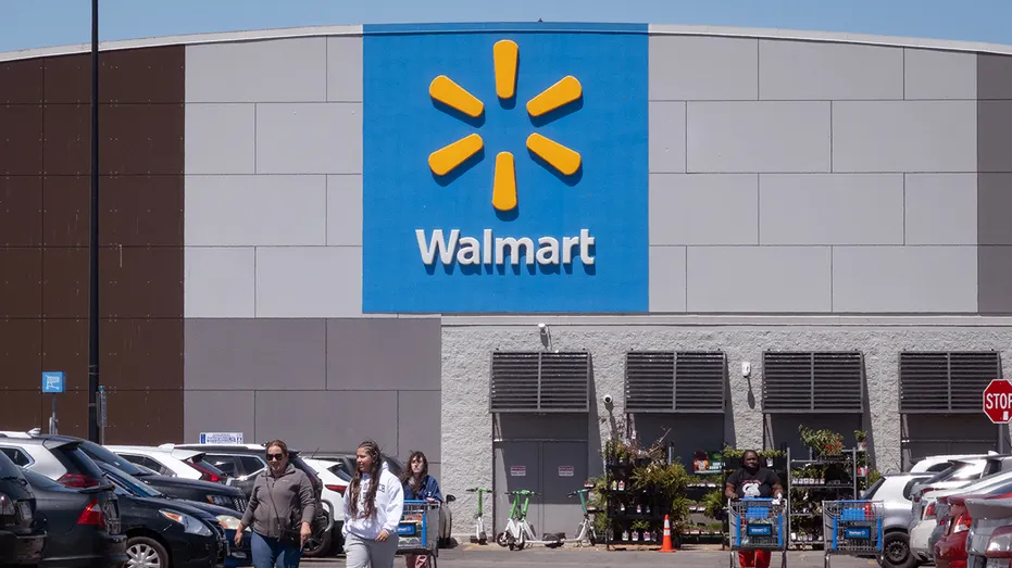Les clients font leurs achats dans un magasin Walmart