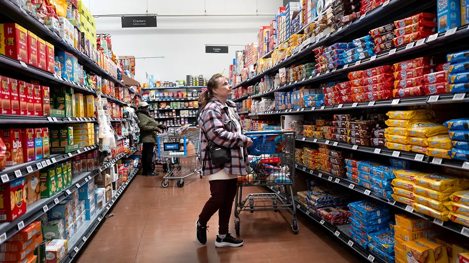 Un acheteur regarde les cookies dans le magasin Walmart