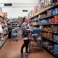 Les ventes du commerce électronique de Walmart augmentent alors que le PDG vante « le prix, la rapidité et la commodité »