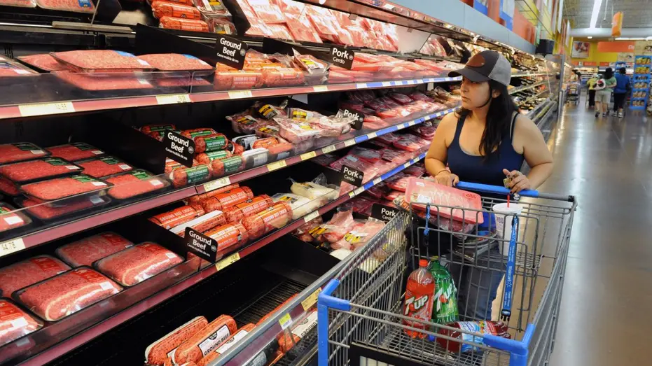 Un client de Walmart achète du bœuf