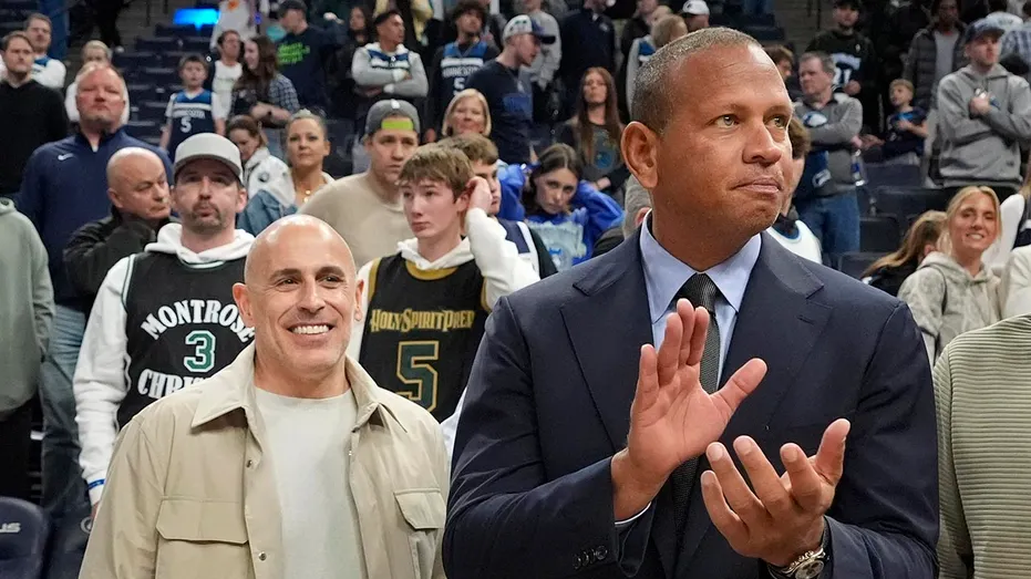 Marc Lore et Alex Rodriguez assistent à un match des Timberwolves au Minnesota