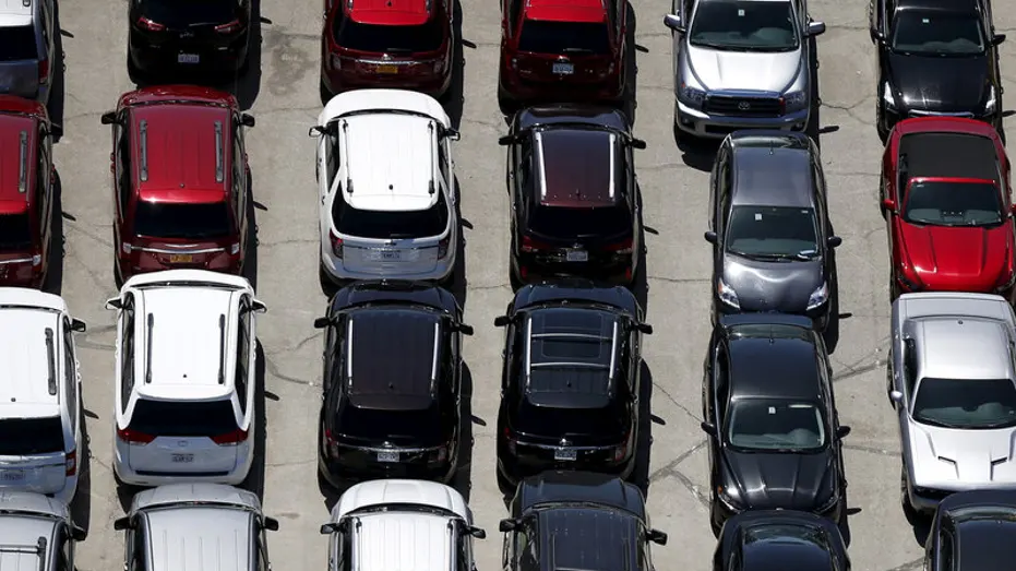 Des voitures sont aperçues dans un parking à Palm Springs, en Californie, le 13 avril 2015.