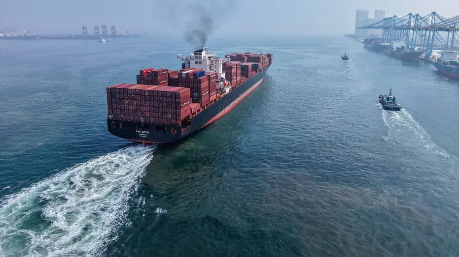 Un porte-conteneurs quitte un port chinois.