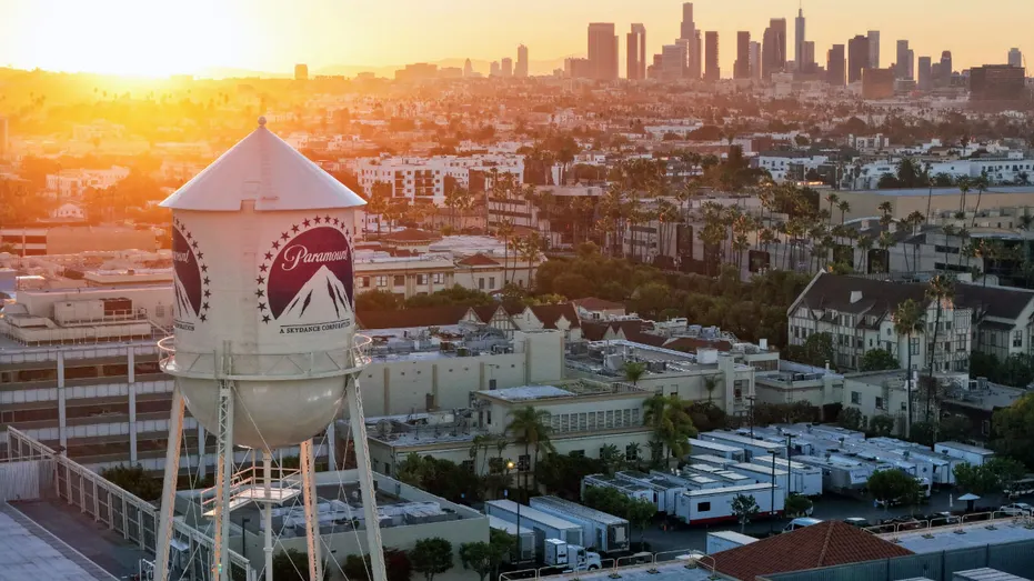 Le soleil se lève derrière le château d'eau des studios Paramount.