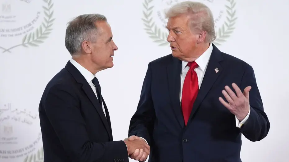 Donald Trump serre la main du Premier ministre canadien Mark Carney lors du sommet en Égypte