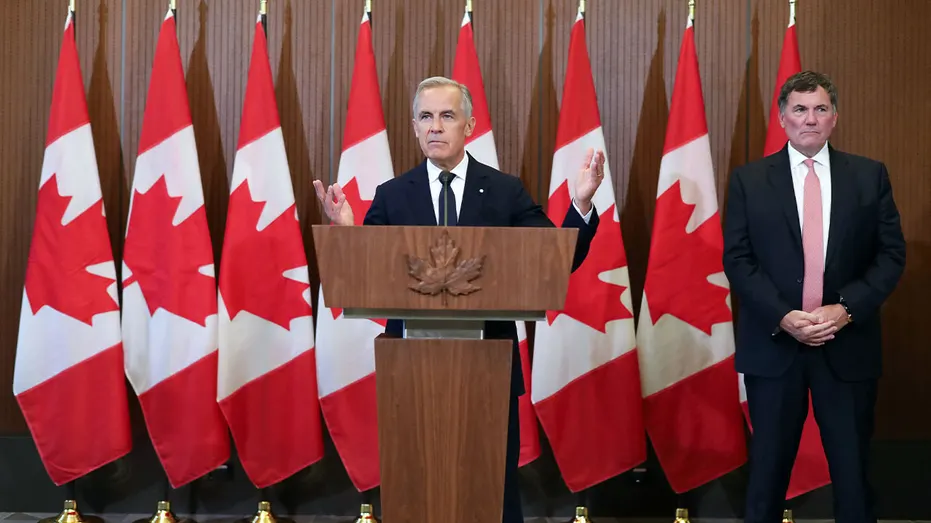 Le Premier ministre canadien Mark Carney s'exprime sur un podium lors d'une conférence de presse sur les négociations commerciales entre les États-Unis et le Canada