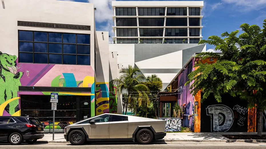 Tesla Cybertruck garé devant le bâtiment Wynwood