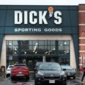 Le stock de Dick's Sporting Goods plonge alors que le détaillant prévient que la demande de vêtements de sport s'affaiblit