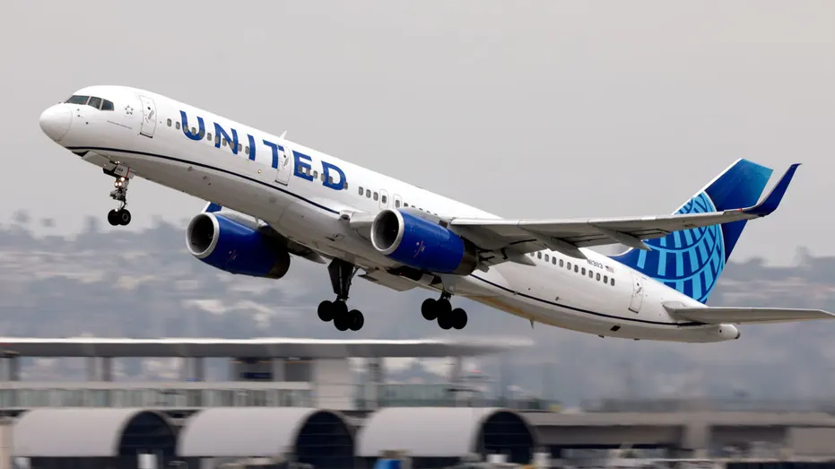 Un Boeing 757 d'United Airlines décolle.
