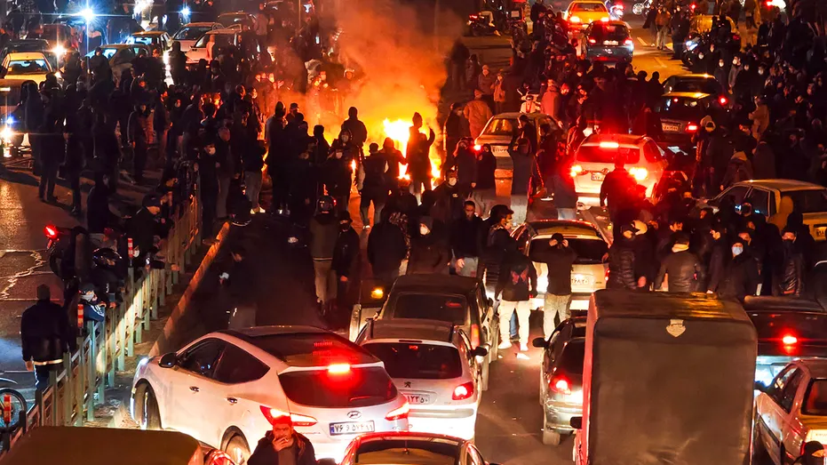 Les manifestants envahissent les rues de Téhéran