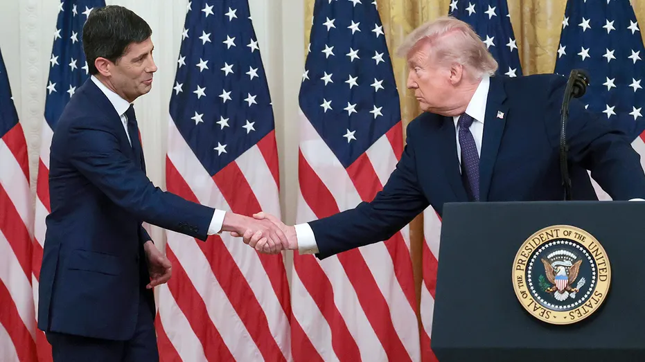 Kevin Warsh et Donald Trump se serrent la main