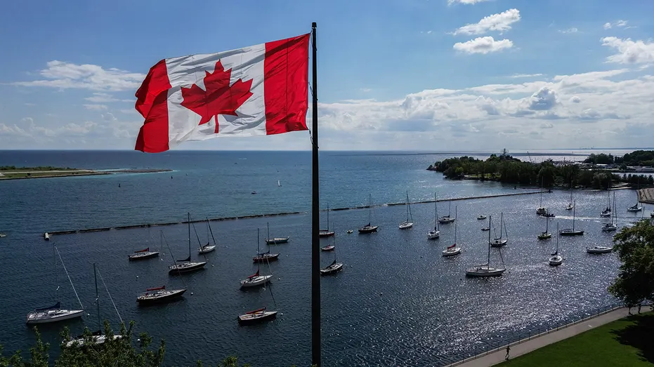 Un drapeau canadien flotte
