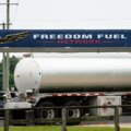 Un fournisseur de carburant poursuit le distributeur pour près de 4 millions de dollars pour du gaz qui aurait été vendu dans les stations Freedom Fuel promues par Trump
