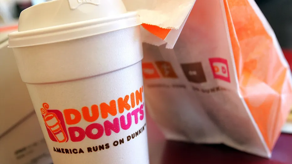 Une tasse de café Dunkin' Donuts