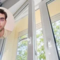 Edu Saz, architecte, à propos du refroidissement d'une maison sans climatisation : « Il ne servira à rien d'avoir une bonne isolation sur la façade si le froid ou la chaleur s'infiltre à travers la vitre elle-même »