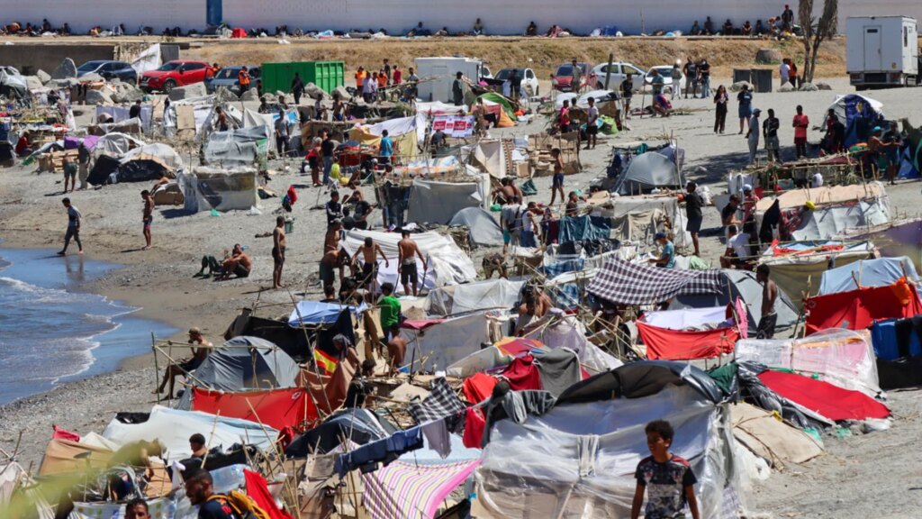 Juan Ruiz, un habitant de Ceuta, s'inquiète de la tension dans les rues : "Tout le monde porte déjà du gaz poivré. Ce n'est pas normal dans une ville espagnole"