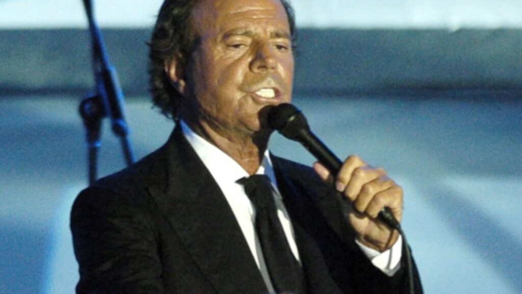 Julio Iglesias est honnête sur sa paternité : "un bon père fait beaucoup de choses, emmène les enfants à l'école, leur demande des leçons, je n'ai jamais fait ça de ma vie (...) c'était mon temps, c'était ma vie et grâce à ce temps, maintenant ils ont le temps nécessaire"